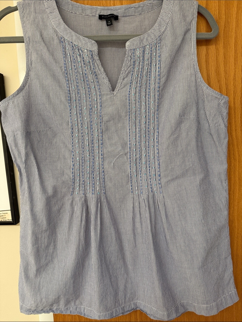Talbots Light Blue & white  Striped Sleeveless Pintuck  MEDIUM 
100% cabin